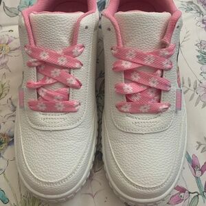 Hello Kitty Size 6 Kids or 8 Women’s Sneakers